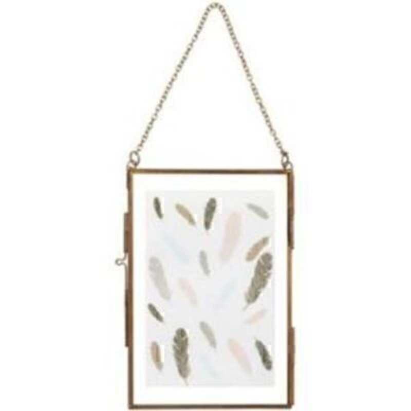 Vintage antiqued style brass hanging floating frame by Transomnia. Hanging frame in an antiqued brass style design with a lock hinge at the side to open to place picture inside. Holds 6 x 4 sized pictures. Lovely vintage home decoration. Size: 15.1 x 10.2 x 0.5cm